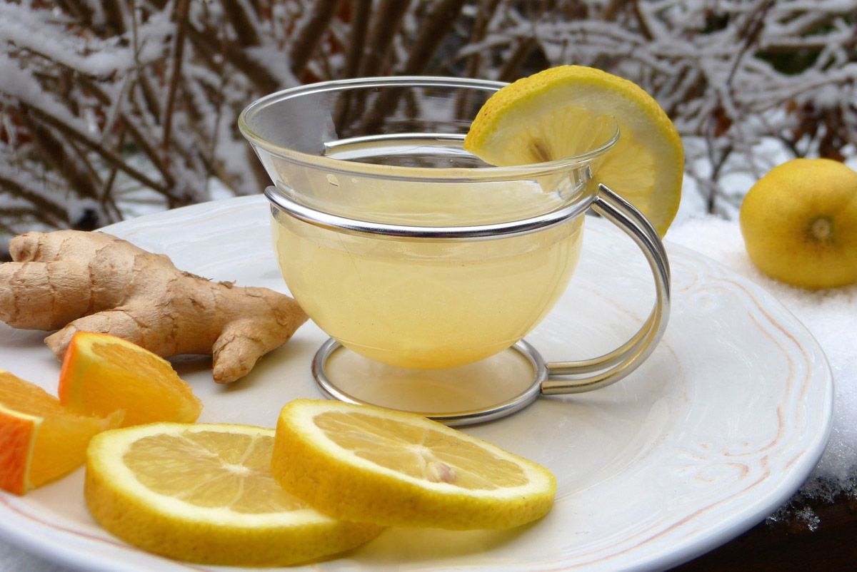 Имбирный чай рецепт с лимоном. Имбирный чай. Имбирный чай с лимоном. Чай с имбирем. Имбирно лимонный чай.