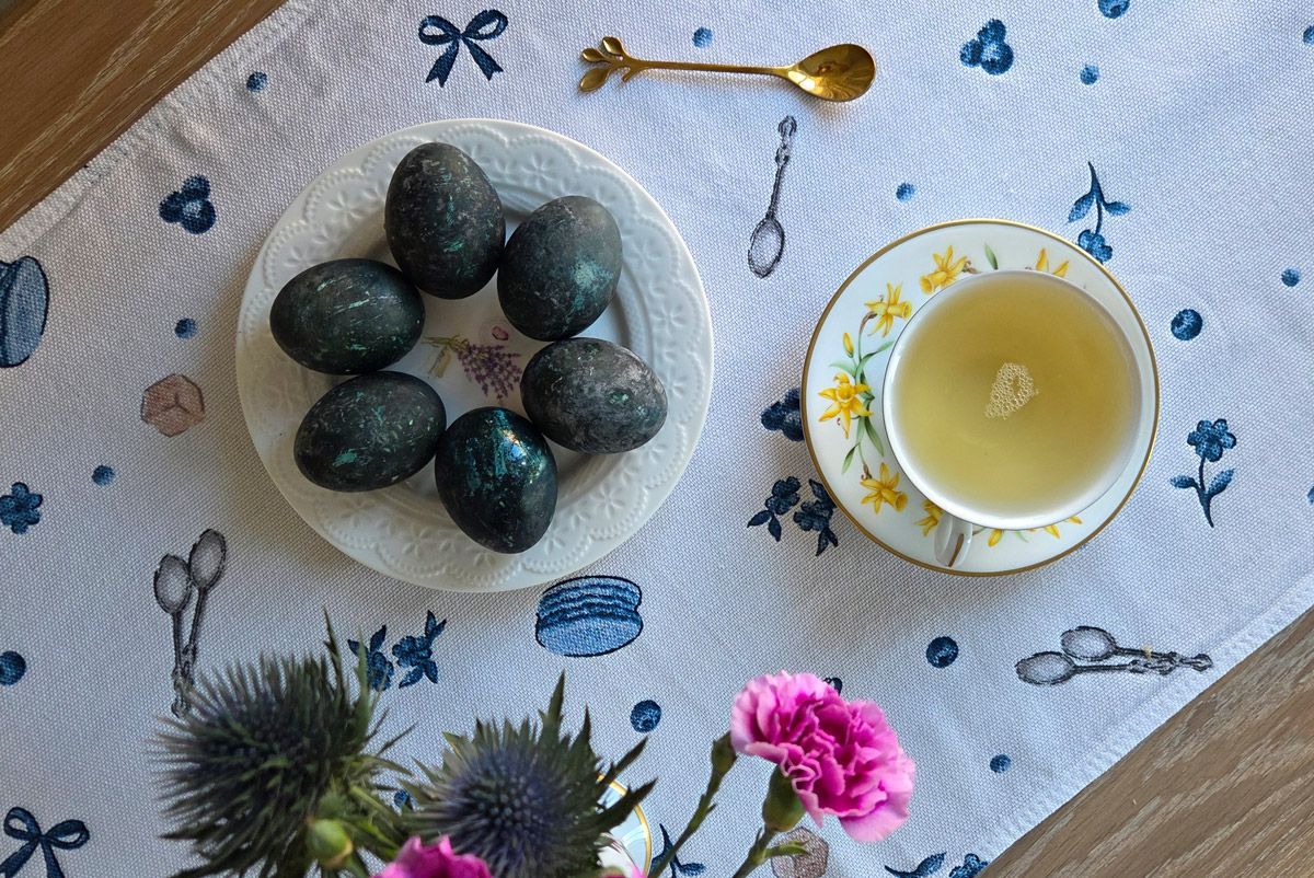 Покрасили яйца каркаде и зелёным чаем — получился космический цвет