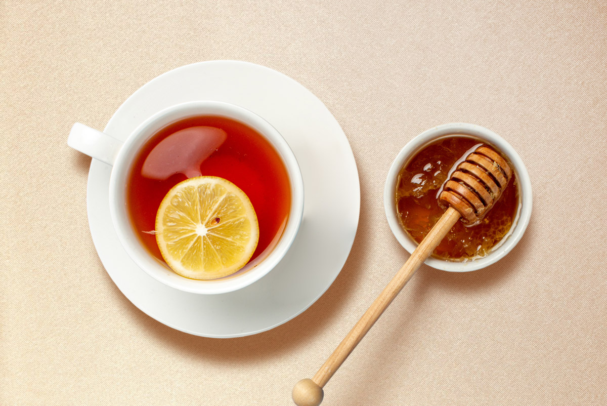 Чай с медом вред. Мед при простуде. Нагревание меда. Мед при нагревании превращается в яд правда. Может ли мед при нагревании превращается в карамель.