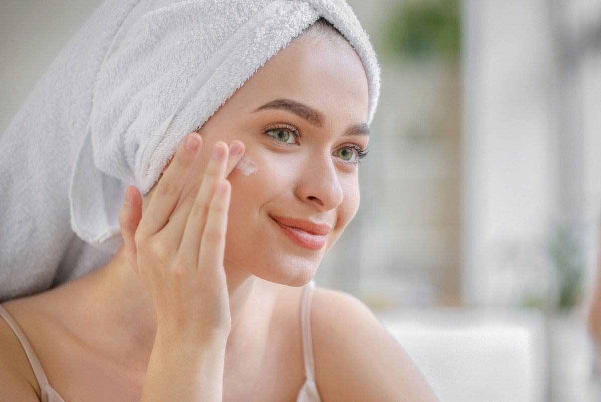 Почему зимой нужно наносить крем на влажную кожу и принимать душ вместо ванны