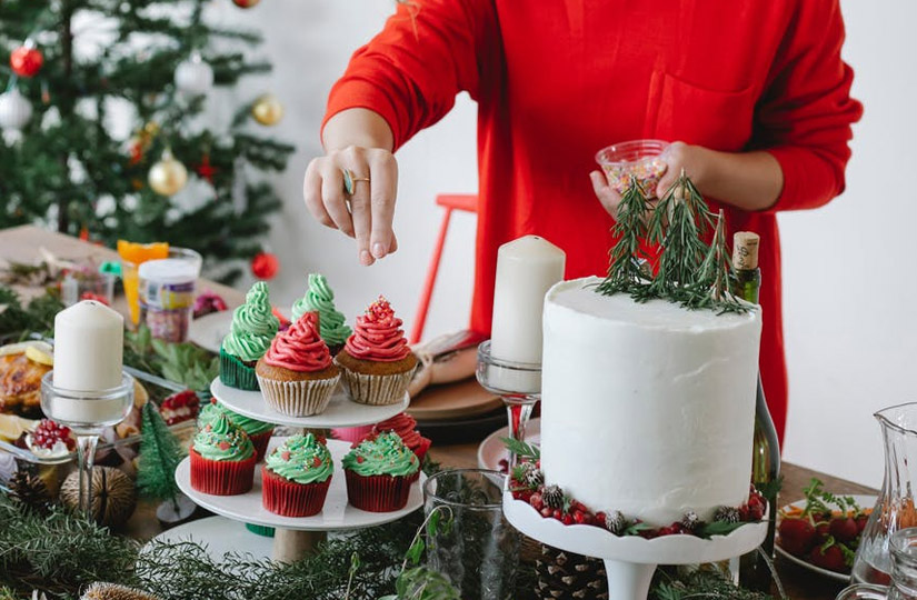 Тарелки, салатники и главное украшение новогоднего стола: цвета 2022 года и  идеи правильного декора — статья на ТЧК