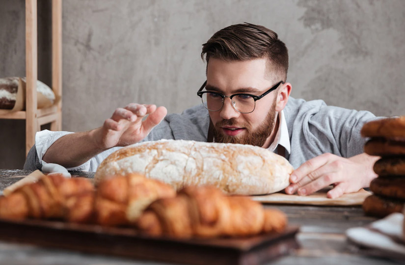 Человек хлеб. Пекарь мужчина. Bread on the Table фото профессиональное.