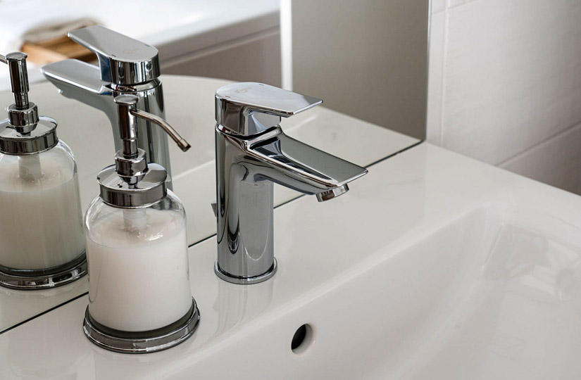 Эксперт рассказал, какие параметры нужно учесть при выборе надёжного  смесителя и в чём разница между сантехникой для ванной и кухни — статья на  ТЧК