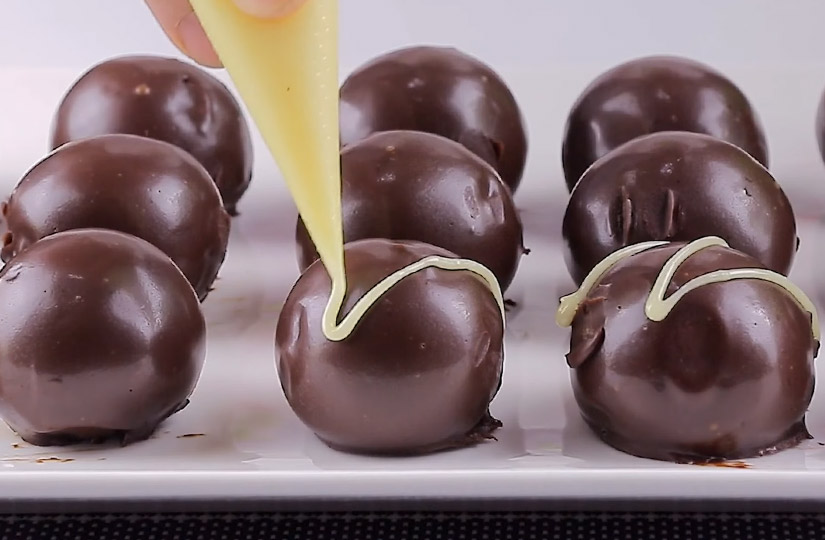 Рецепт: Шоколадные конфеты с кокосовой стружкой - в силиконовых формочках