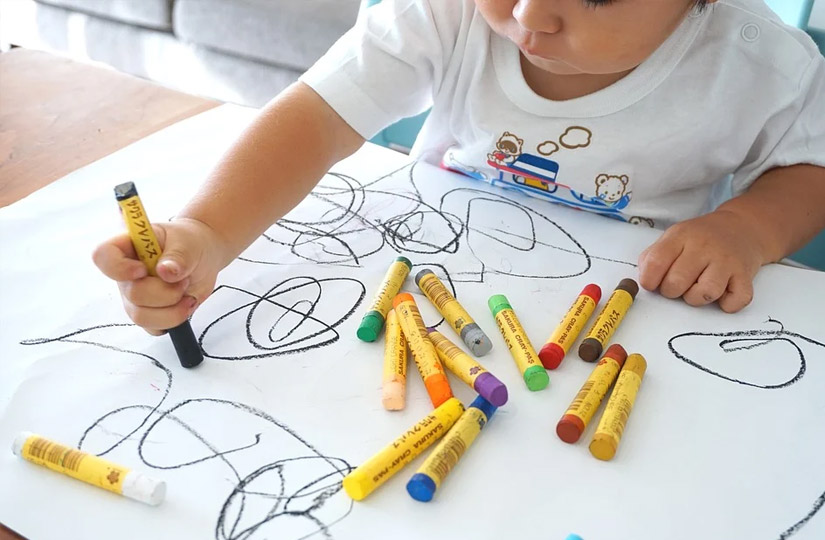 Как научить малыша рисовать